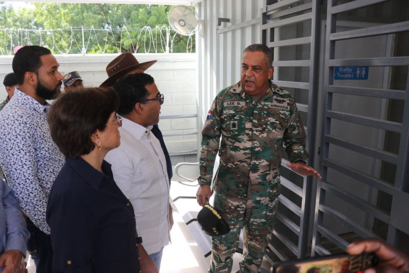 Lee Ballester, quién estuvo realizando un recorrido de supervisión y coordinación en la zona,  les mostró a las autoridades del municipio de Dajabón un área que solo será para el proceso de menores haitianos