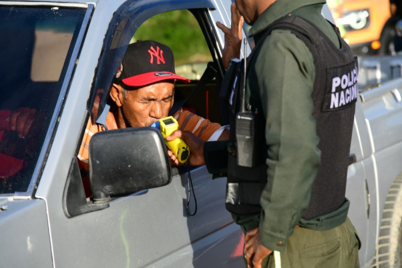 El proceso inicia con pruebas en el dispositivo FST que mide en positivo o negativo los niveles de alcohol. En caso de lo primero, los conductores son llevados a una carpa donde se les practica una prueba más rigurosa con un medidor preciso de la intoxicación.