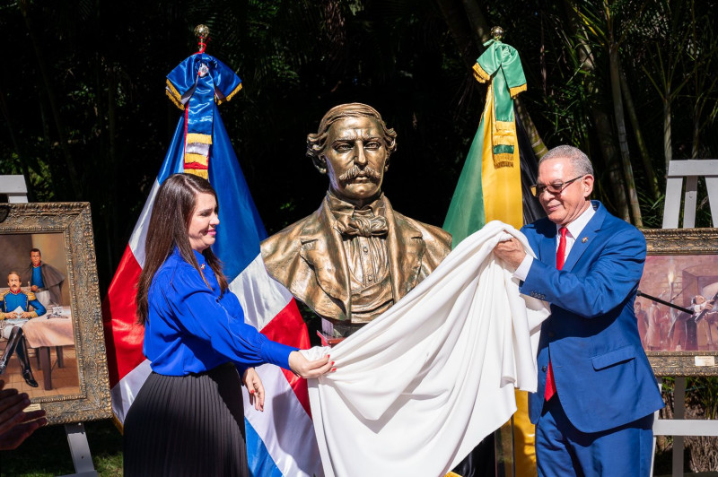 Momento en que era develado el busto en honor a Duarte.