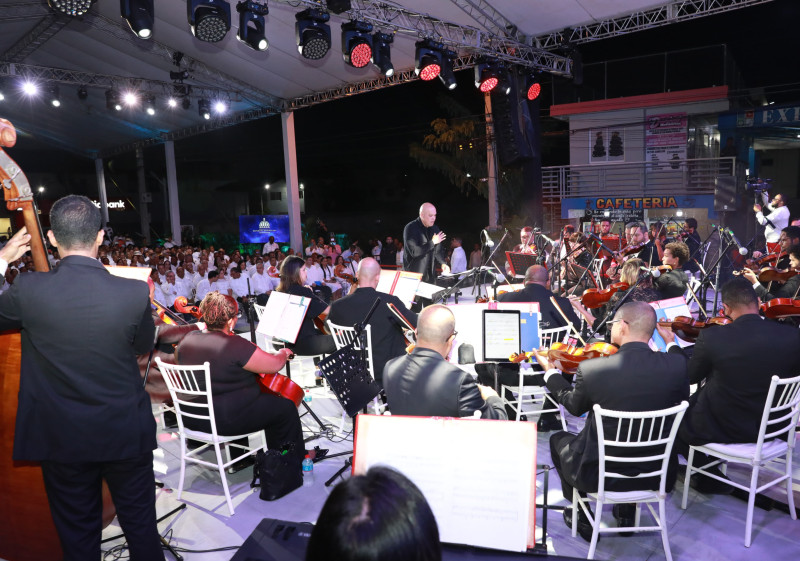 Bajo la dirección del maestro Amaury Sánchez, los 50 músicos interpretaron conocidas piezas de la cultura dominicana con las voces del Coro Camerata de la Catedral.