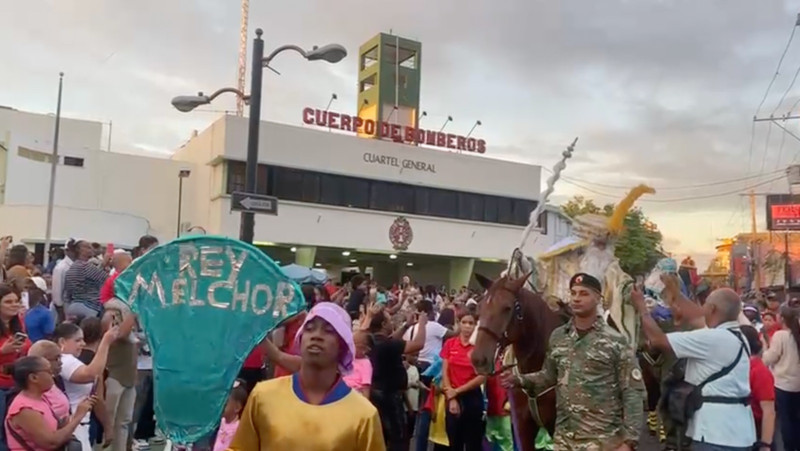 Desfile de los Reyes Magos en las afueras del Cuerpo de Bomberos del Distrito Nacional (CBDN).