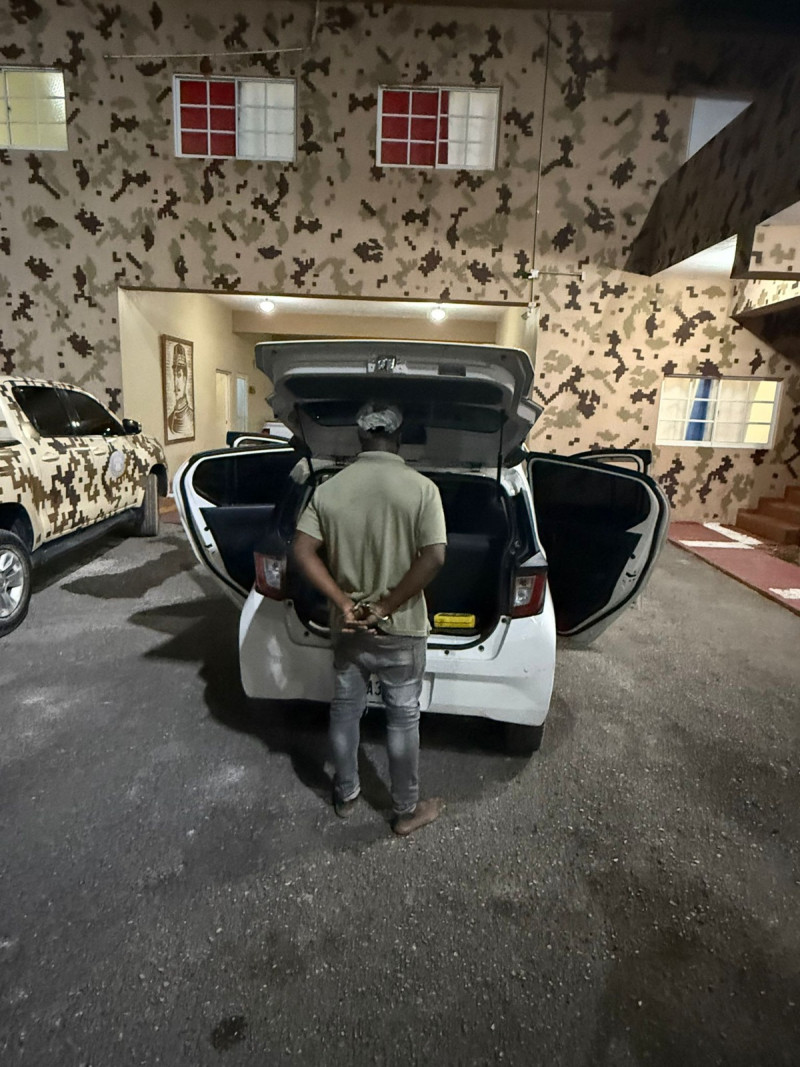 Un hombre no identificado, conducía un carro placa I134429 marca Daihatsu, color blanco, con cinco haitianos indocumentados.