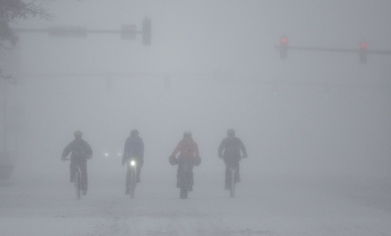 Un grupo de ciclistas avanza por el centro de Wichita, Kansas,