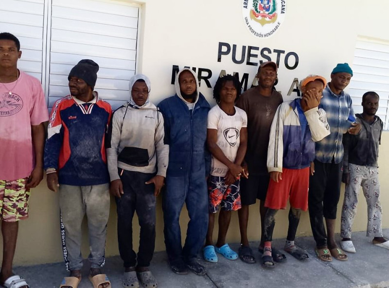 Haitianos capturados por Armada de la República Dominicana mientras realizaban pesca ilegal en aguas dominicanas.