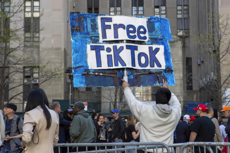 Un hombre lleva un cartel con la leyenda “Free TikTok” (“Liberen a TikTok) frente al juzgado donde se inició el juicio contra Donald Trump por pagos indebidos, el 15 de abril de 2024, en Nueva York.