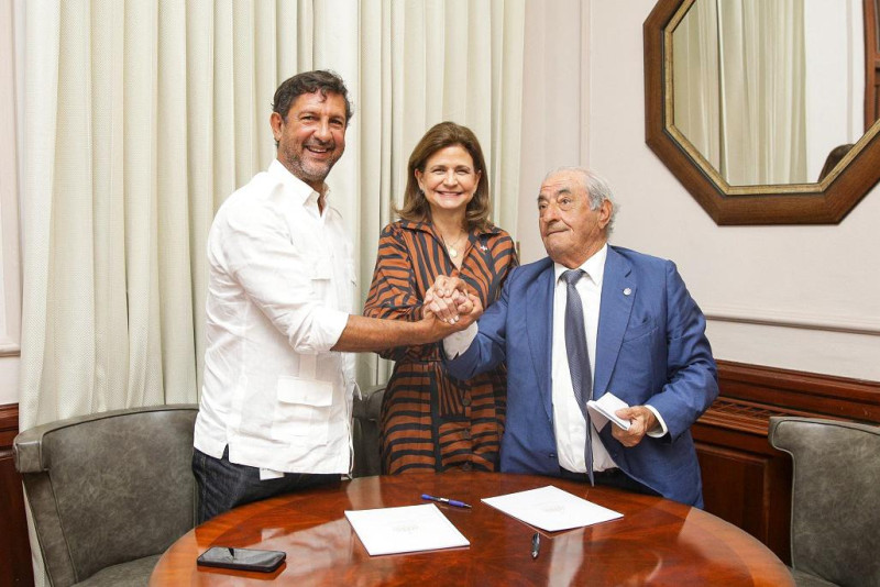 Manuel Estrella, presidente de la Comisión de Selecciones Nacionales, Raquel Peña, vicepresidenta de la República, y Juan José Hidalgo, presidente de Air Europa, luego de firmar el acuerdo.