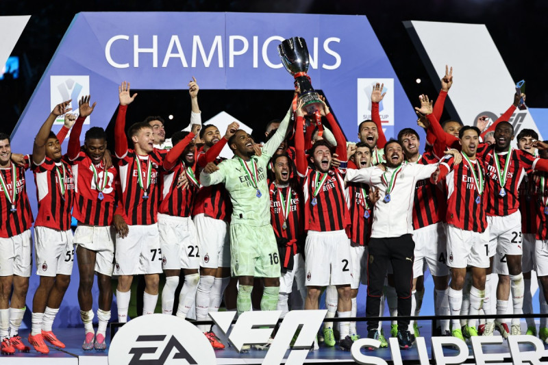 Los jugadores del AC Milan celebran con el trofeo tras ganar la final de la Supercopa de Italia de fútbol entre el Inter de Milán en el parque Al-Awwal de Riad el 6 de enero de 2025