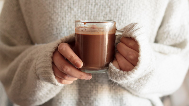 Persona sosteniendo una taza de chocolate