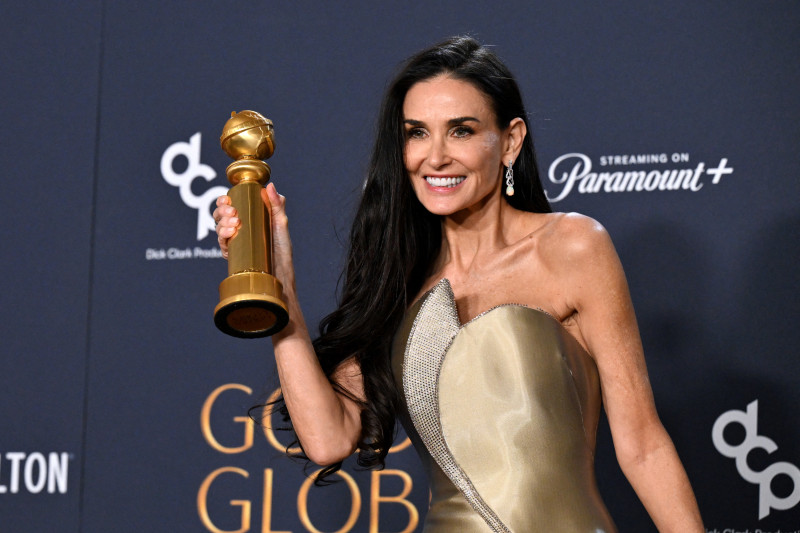 La actriz estadounidense Demi Moore posa con el premio a la Mejor Actuación Femenina en una Película