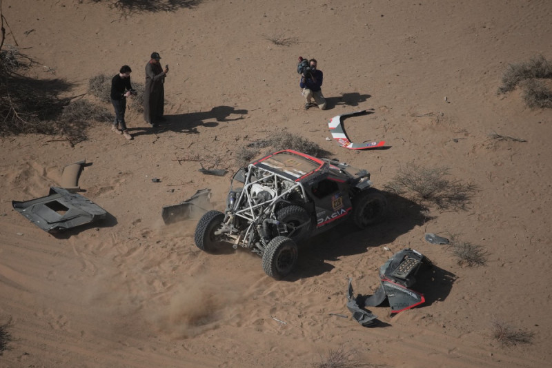 El Dacia del piloto francés Sébastien Loeb se ve después de estrellarse durante la etapa 3 del 47º Rally Dakar entre Bisha y Al Henakiyah, el 7 de enero de 2025.