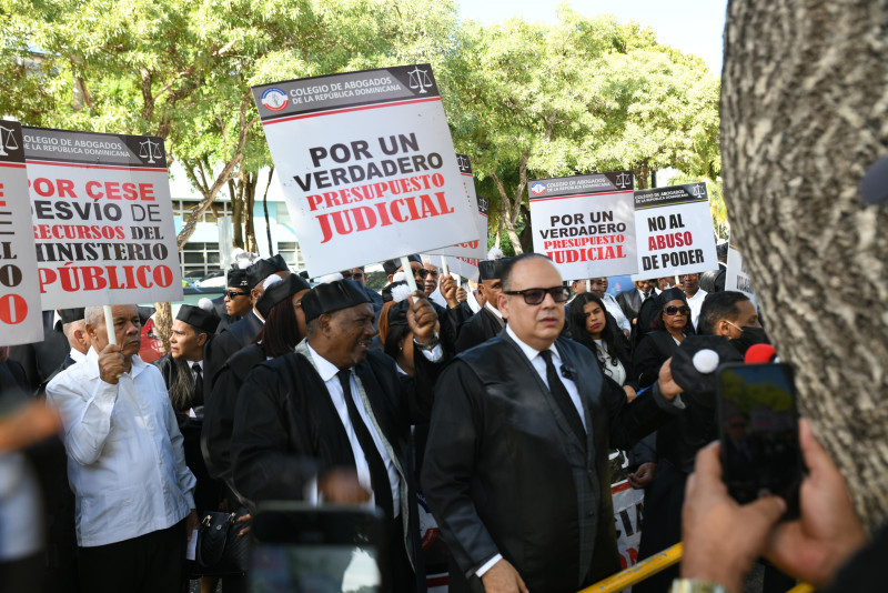 Trajano Potentini dirigió los reclamos de miembros del Colegio de Abogados.