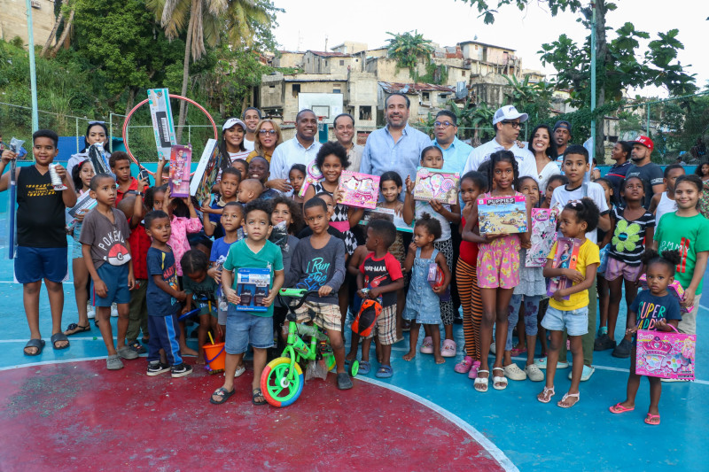 Alberto Rodríguez, en su condición de presidente del Movimiento Nacional Deportivo, mientras hacía entrega de juguetes en barrios vulnerables del Distrito con ocasión del Día de los Santos Reyes.