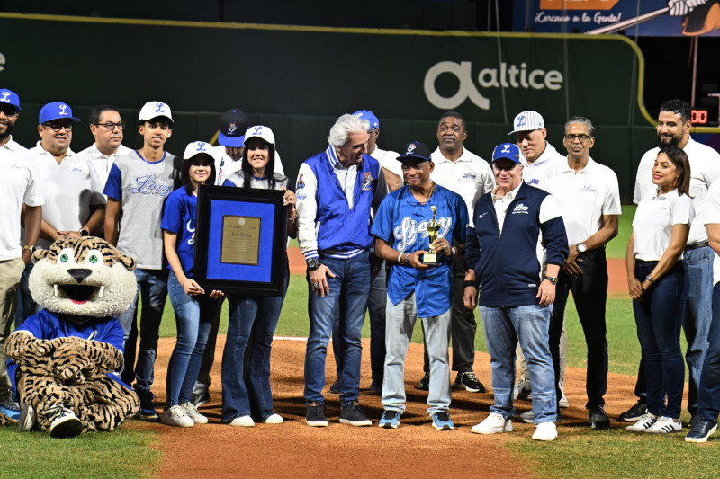 Luis Beltrán, en compañía de la familia y compañeros, mientras era reconocido por los principales directivos del Licey.