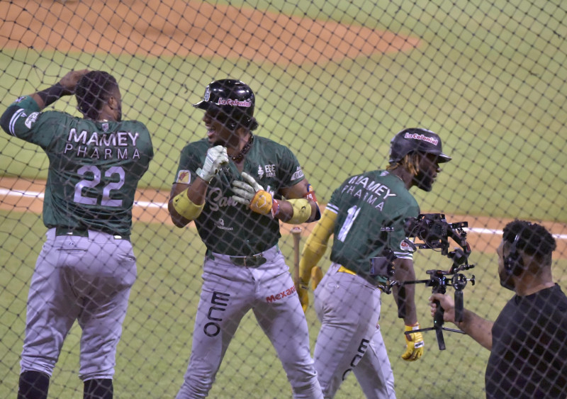 Robinson Canó felicita a José Barrero luego de conectar jonrón.