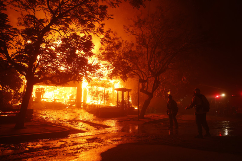 Los bomberos combaten el incendio de Palisades