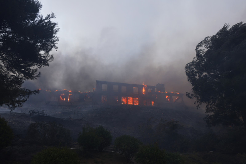 Una vivienda arde durante un incendio que azota el vecindario Pacific Palisades