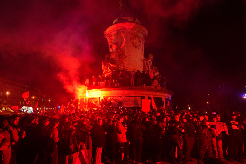 La gente se reúne en la Place de la Republique