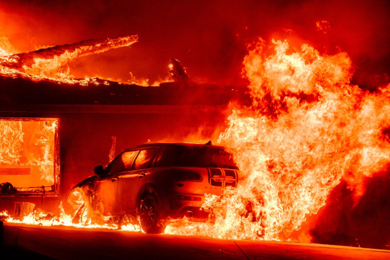 Un automóvil y una casa se quemaron durante el incendio de Eaton en el área de Altadena del condado de Los Ángeles, California, el 8 de enero de 2025.