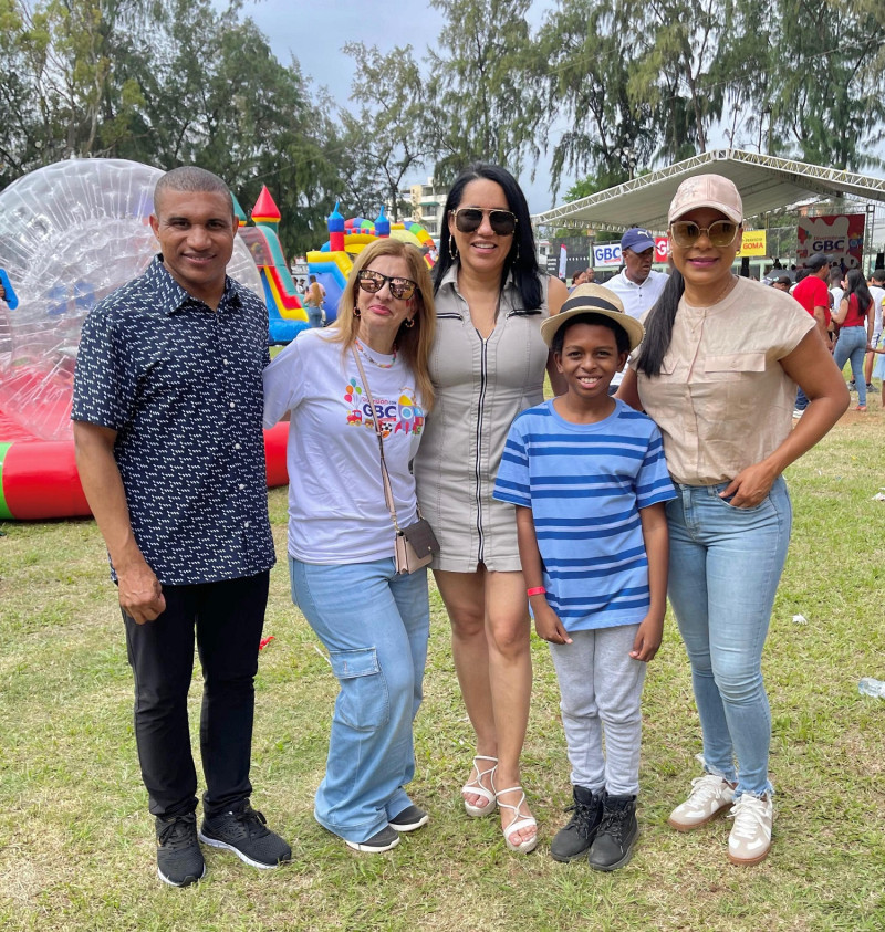 Carmen Rodríguez, Colombia Alcántara, Lorenni Solano y Vargavila Riverón, junto a uno de los niños beneficiados con juguetes.