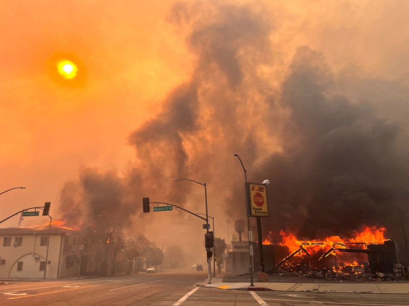 Las llamas del incendio Eaton impulsado por el viento envuelven una casa en Altadena, California, 8 de enero de 2025.