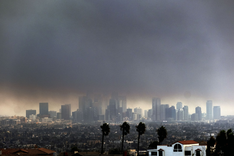 El humo espeso y pesado de los incendios forestales cubre el centro de Los Ángeles