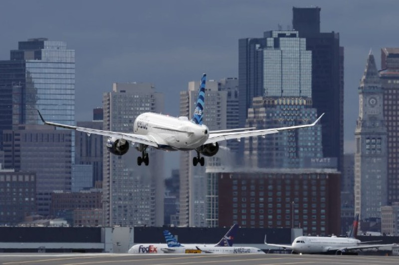 Un avión de Jetblue en el Aeropuerto Internacional Logan de Boston.