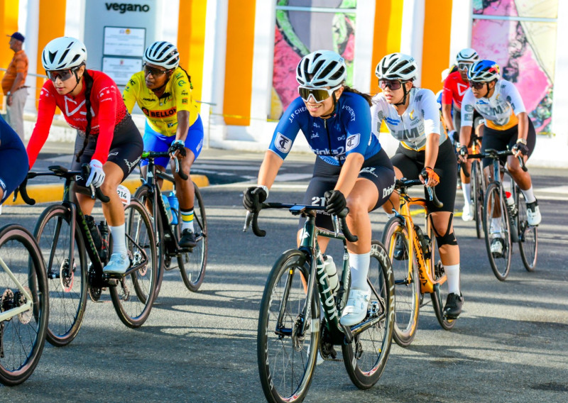 Las damas ciclistas también ven acción en el Grand Prix Emilio --Caballito-- Valdez