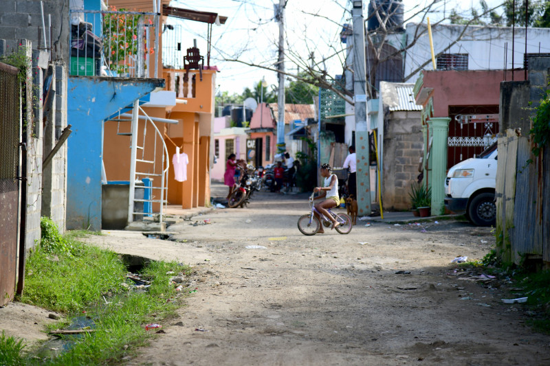 Una calle interior sin pavimento en un vecindario de La Victoria