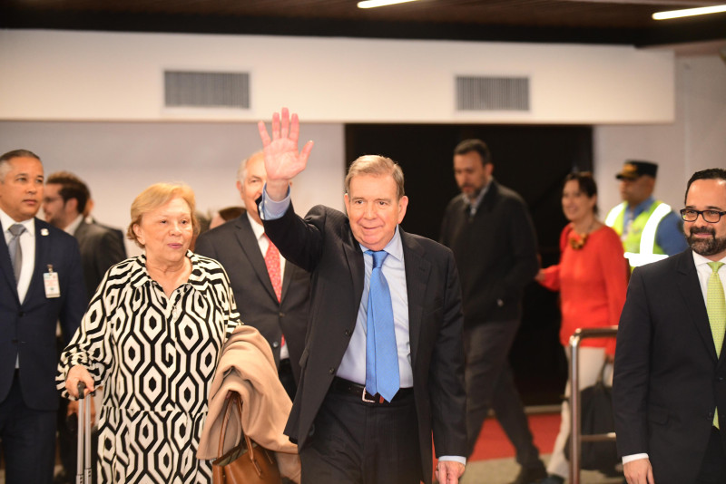 Edmundo González y sus acompañantes llegaron anoche por Aeropuerto Internacional de Las Américas y fueron recibidos por una comisión oficial.