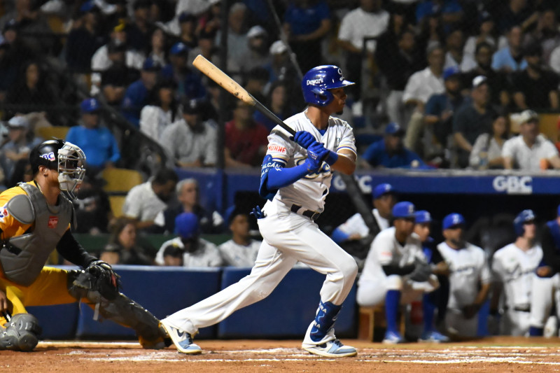 Sergio Alcántara al momento de conecta el imparable que remolcó la única vuelta que necesito el Licey para superar 1-0 a las Aguilas.