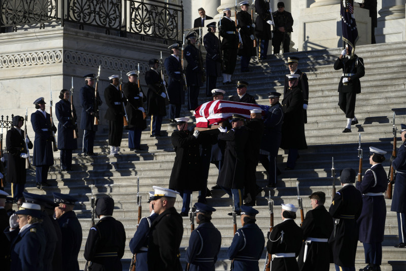 ataúd envuelto en la bandera del expresidente Jimmy Carter