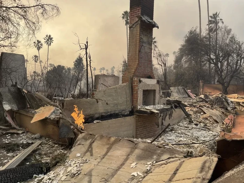 Fotografía de una casa afectada por los incendios, en Altadena, California (Estados Unidos), cerca a Los Ángeles.