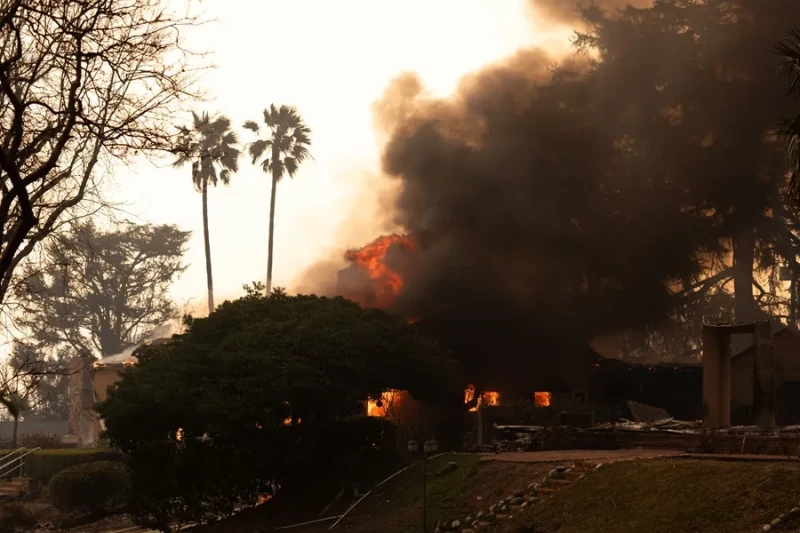 Fotografía de una casa en llamas este miércoles, en Altadena, California (Estados Unidos).