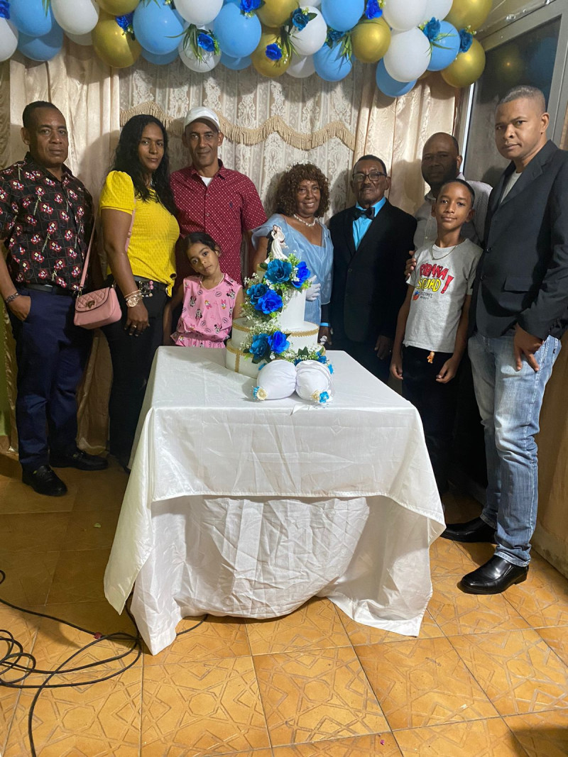 Norma Campusano y Esmerly Valenzuela junto a amigos y familiares