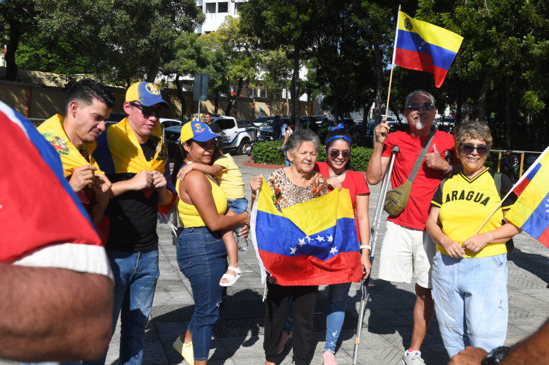 Venezolanos en RD en apoyo a la visita de Edmundo González