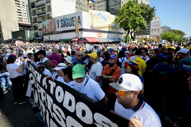 Manifestantes participan en una protesta convocada por la oposición