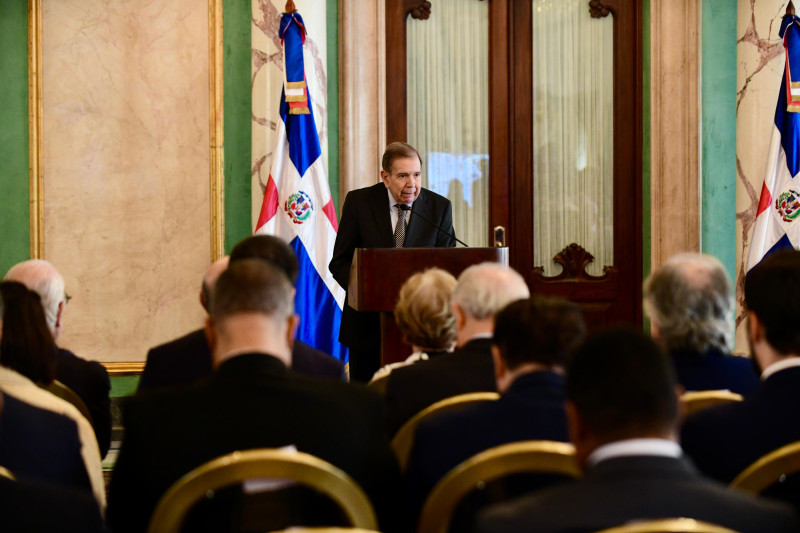 Fotografía muestra al líder opositor venezolano Edmundo González Urrutía en el Palacio Nacional de República Dominicana, en el acto de apoyo a la Democracia en Venezuela.