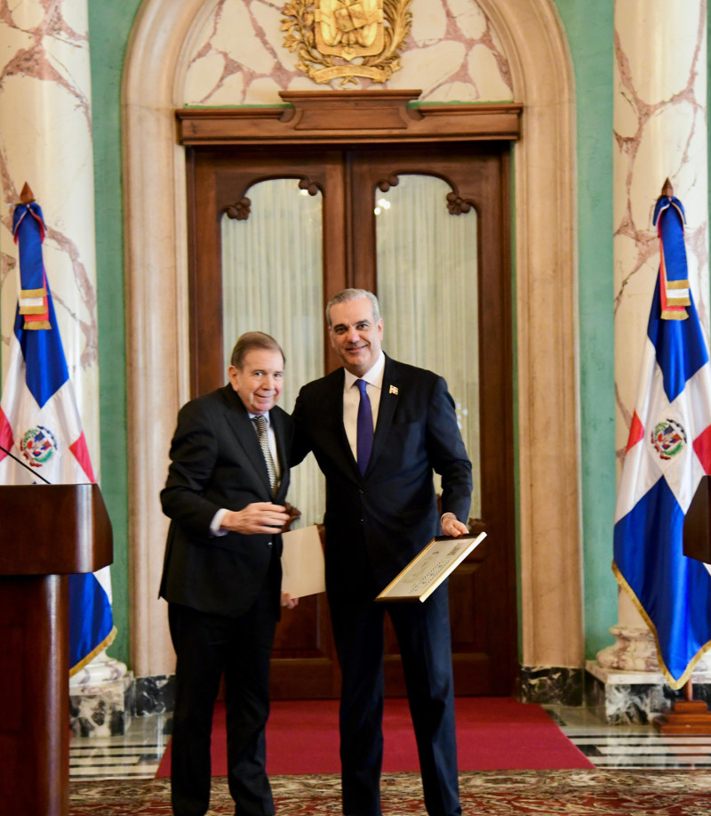 El presidente Luis Abinader junto al opositor venezolano Edmundo González