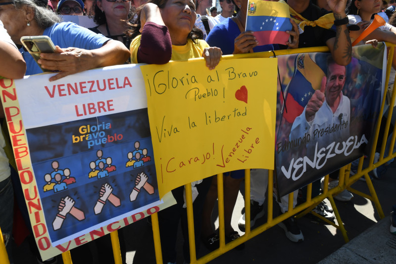 Venezolanos en parque Eugenio María de Hostos