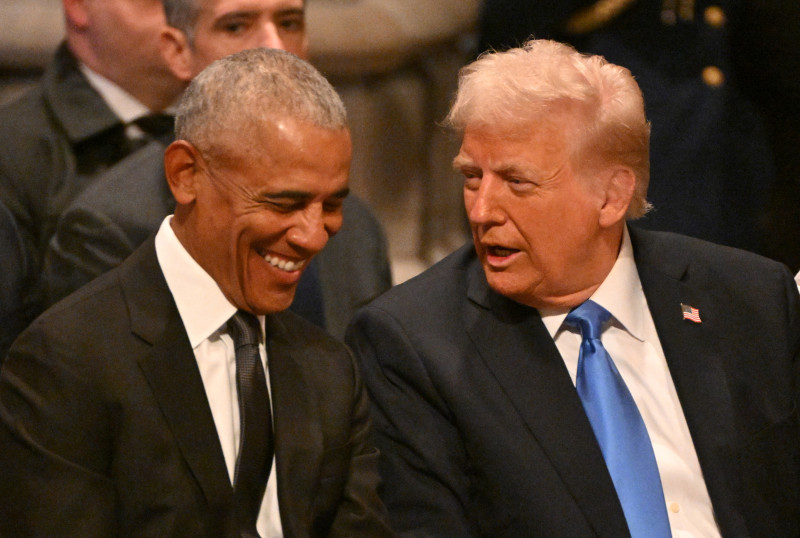 El expresidente estadounidense Barack Obama habla con el presidente electo Donald Trump