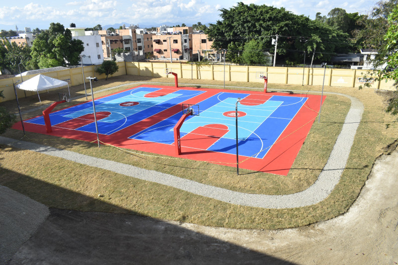 Vista de las dos canchas remozadas por el Instituto Nacional de Educación Física en el Politécnico Víctor Estrella Liz, de la capital.