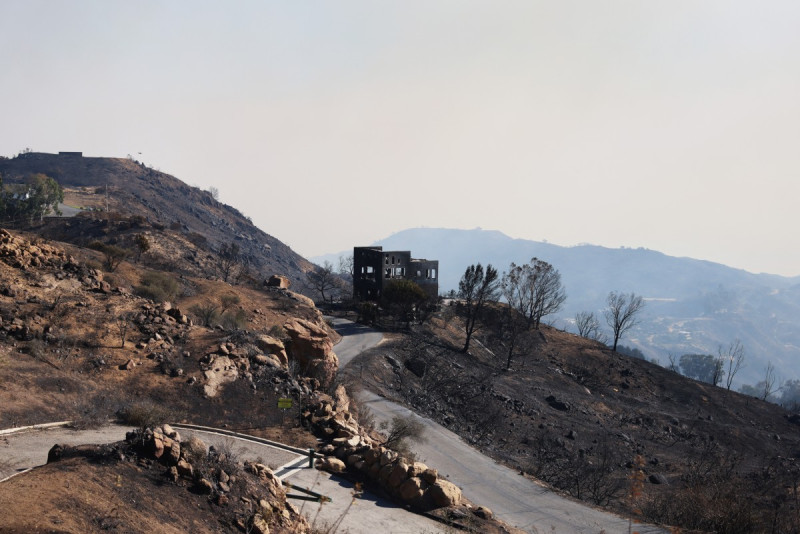 Una casa destruida se perfila mientras el incendio Palisades crece hacia las montañas en Topanga, California, 9 de enero de 2025.