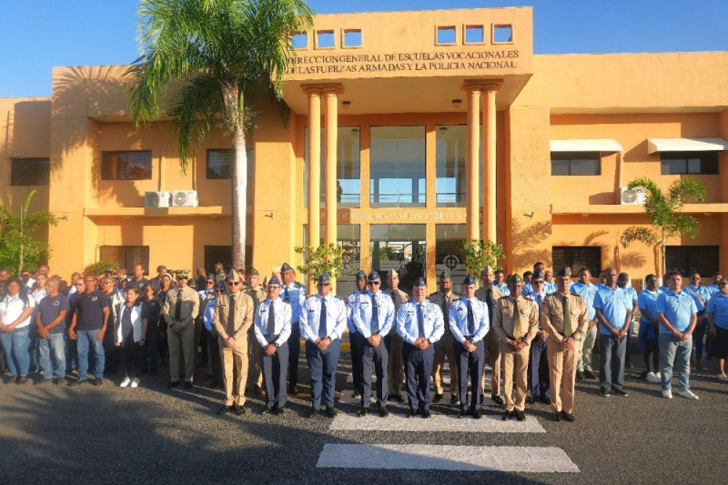 La ceremonia estuvo presidida por el Coronel José Ramón Reyes Suárez, FARD (DGP), Director General de la Digev, acompañado por la Plana Mayor, el cuerpo docente, estudiantes y personal administrativo.