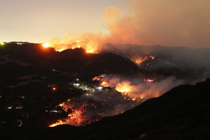 Las llamas y el humo del incendio de Palisades rodean una casa en Los Ángeles, California