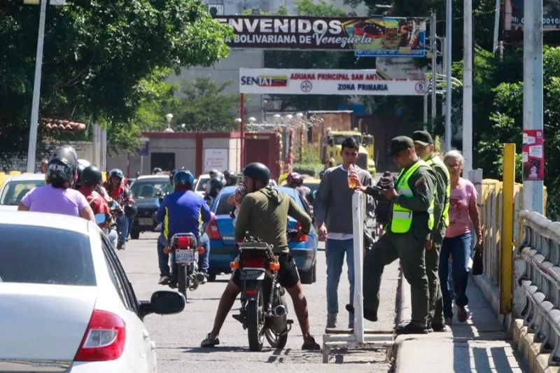 Personas y vehículos transitan por el Puente Simón Bolívar que une a Villa del Rosario (Colombia) con San Antonio del Táchira (Venezuela)