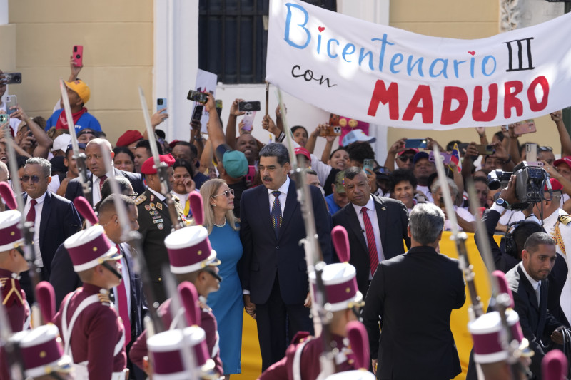 El presidente venezolano, Nicolás Maduro, y su esposa Cilia Flores llegan a la Asamblea Nacional para su ceremonia de juramento para un tercer mandato en Caracas, Venezuela, el viernes 10 de enero de 2025. (AP Foto/Matías Delacroix)