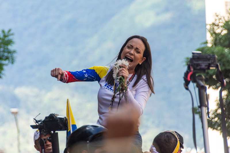 La líder opositora venezolana María Corina Machado, interviene en plena calle, a 9 de enero de 2025, en Caracas (Venezuela).