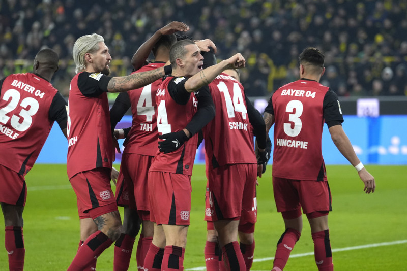 El capitán del Leverkusen Granit Xhaka y su equipo celebran después de que Patrik Schick del Leverkusen anotara el segundo gol de su equipo