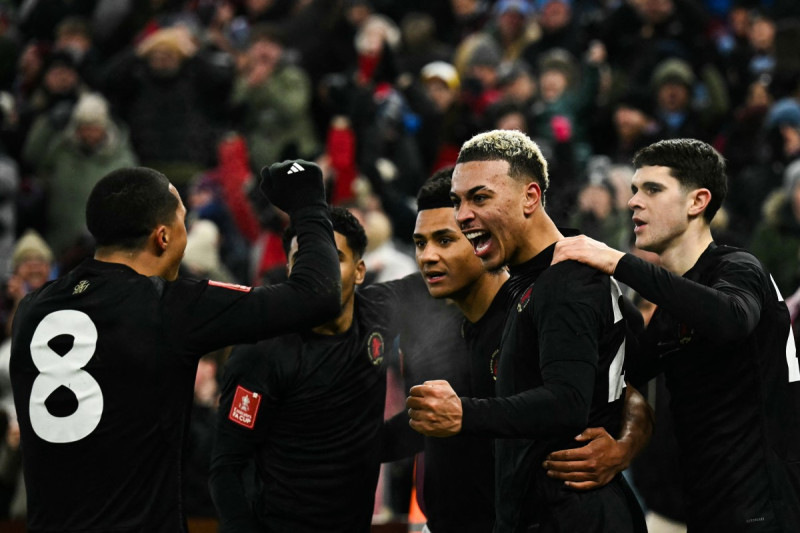 El centrocampista del Aston Villa, Morgan Rogers (2º dcha), celebra con sus compañeros tras marcar el segundo gol de su equipo