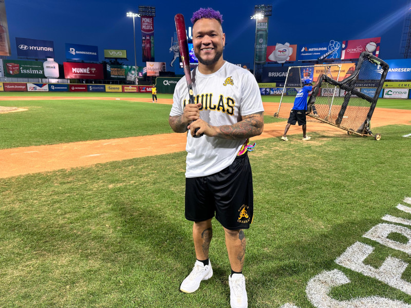 Harold Ramírez posa para la foto previo a un partido frente a los Tigres del Licey en el estadio Quisqueya Juan Marichal.